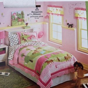 Circo Twin Quit & deco set in: Pretty Horses Collection. Set is BRAND NEW!